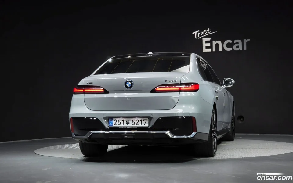 BMW 7 Series 750e xDrive M 2025 — thumbnail 4