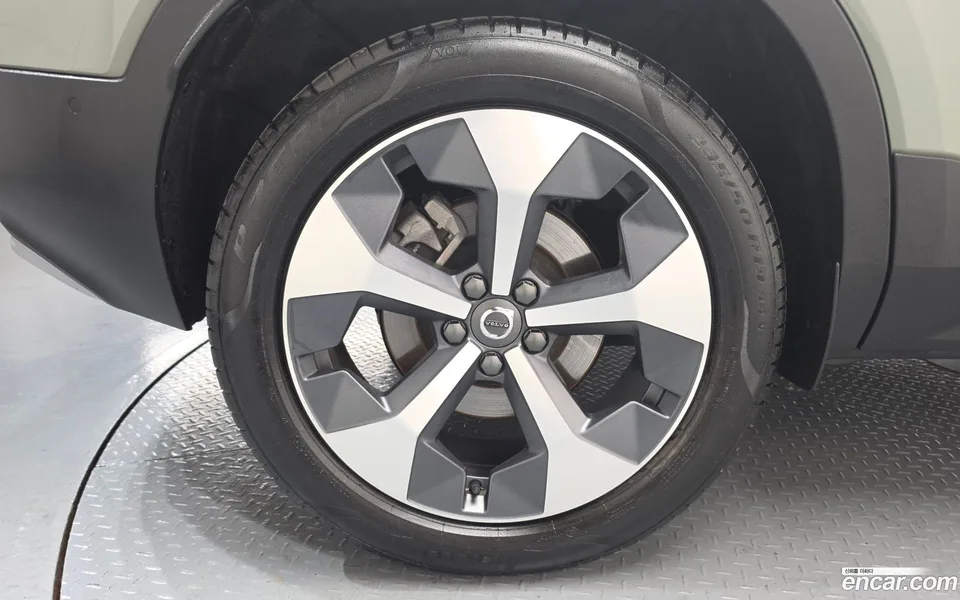 Volvo XC40 B4 2023 — thumbnail 2