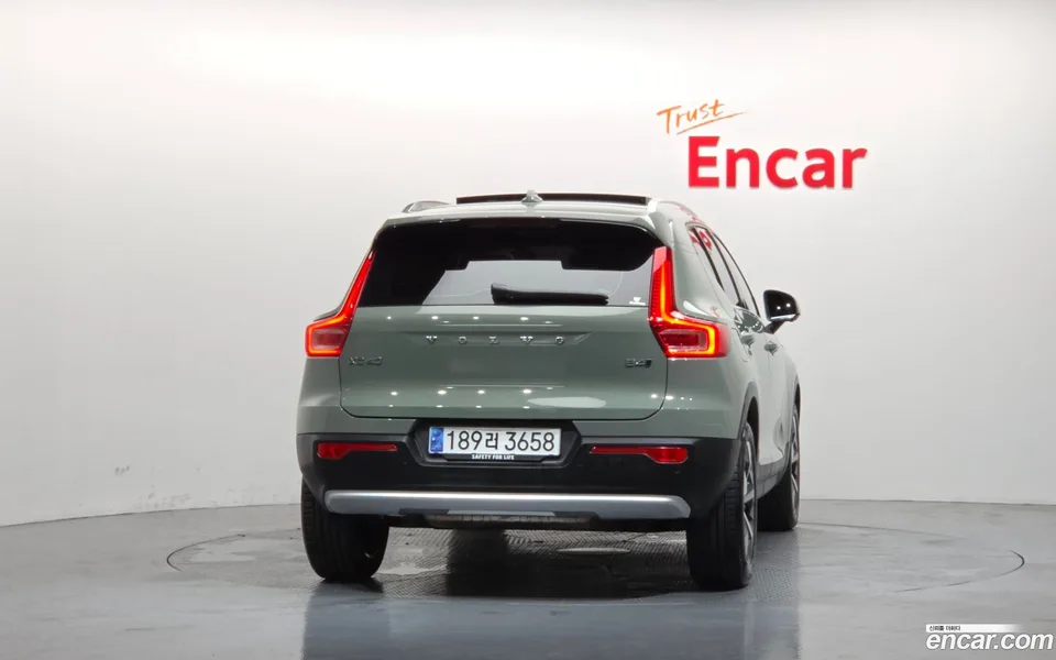 Volvo XC40 B4 2023 — thumbnail 4