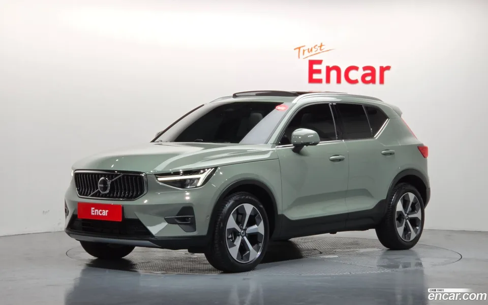 Volvo XC40 B4 2023 — photo 1, buy with delivery to Moscow