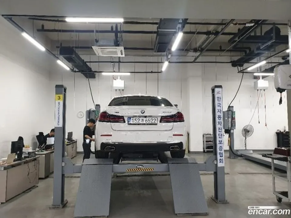 BMW 5 Series 523d xDrive 2022 — thumbnail 2