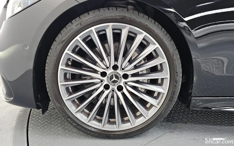 Mercedes-Benz C-Class C300 4MATIC AMG Line 2023 — thumbnail 2