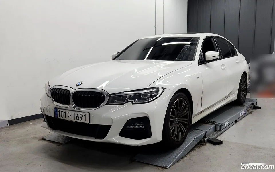 BMW 3 Series 320i M 2022 — thumbnail 2