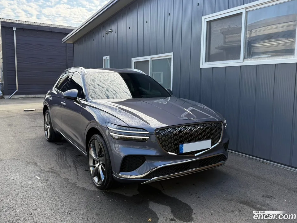 Genesis GV70 2.5T 2WD 2024 — photo 1, buy with delivery to Moscow