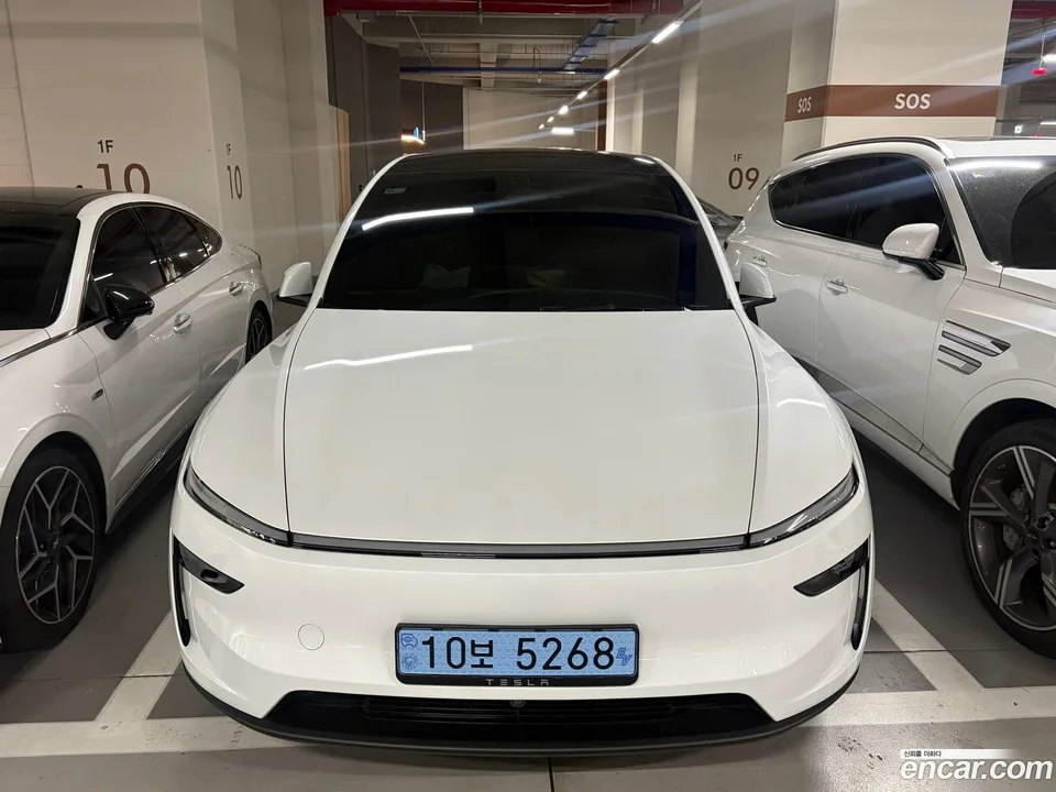 Tesla Model Y L AWD 2026 — photo 1, buy with delivery to Moscow