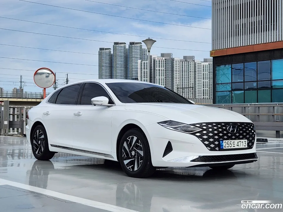 Hyundai Grandeur IG Hybrid 2022 — photo 1, buy with delivery to Moscow