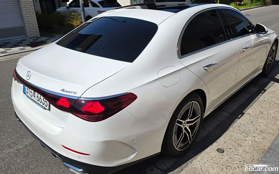 Mercedes-Benz E-Class E300 4MATIC AMG Line 2024 — thumbnail 4