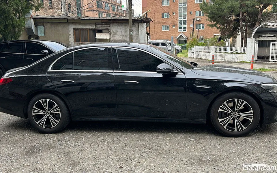 Mercedes-Benz E-Class E200 2025 — миниатюра 3