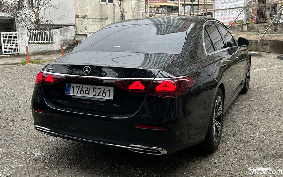 Mercedes-Benz E-Class E200 2025 — thumbnail 5