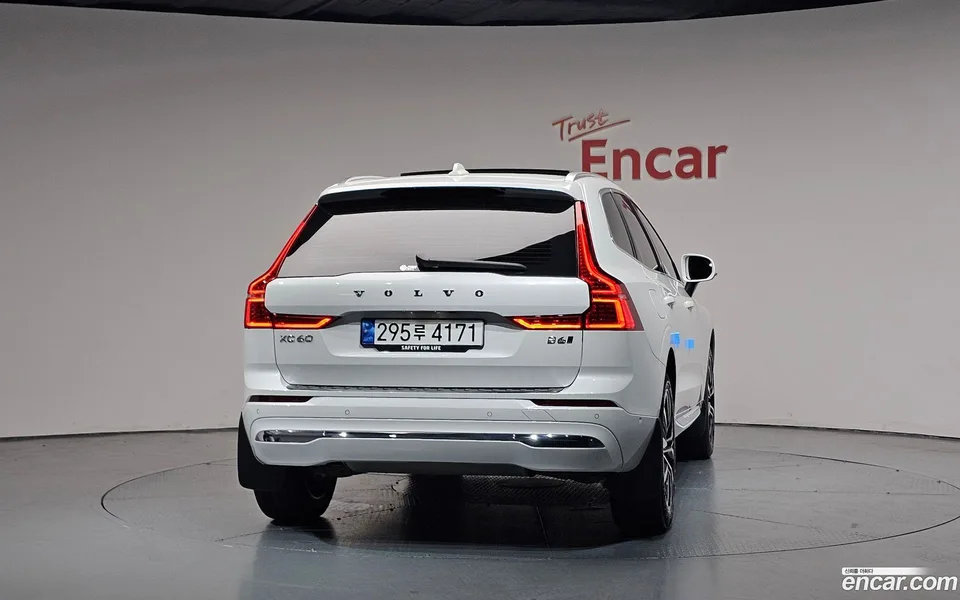 Volvo XC60 B6 2023 — thumbnail 4