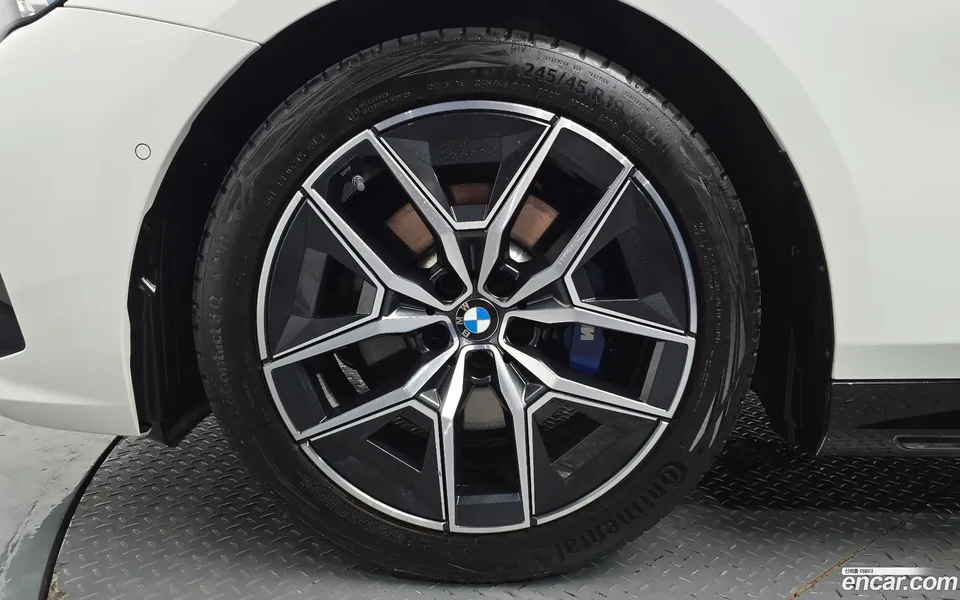 BMW 5 Series 520i M 2023 — миниатюра 5