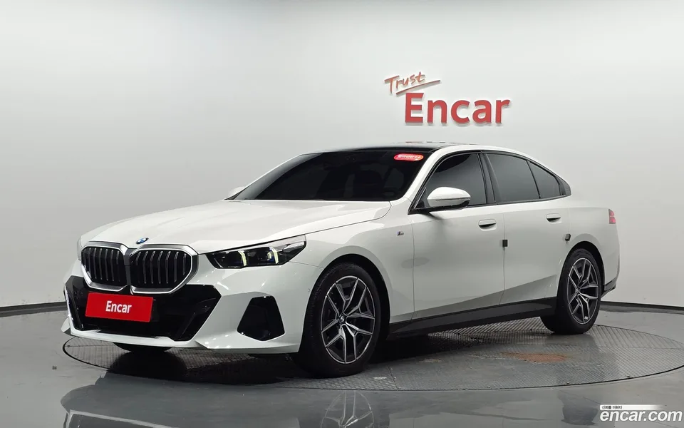 BMW 5 Series 520i M 2023 — фото 1, купить с доставкой в Москву