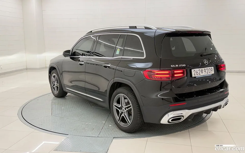 Mercedes-Benz GLB-Class GLB250 4MATIC 2025 — thumbnail 3