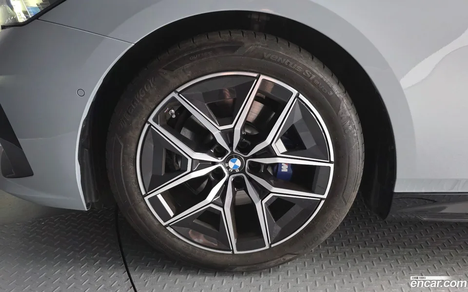 BMW 5 Series 523d M 2025 — thumbnail 2