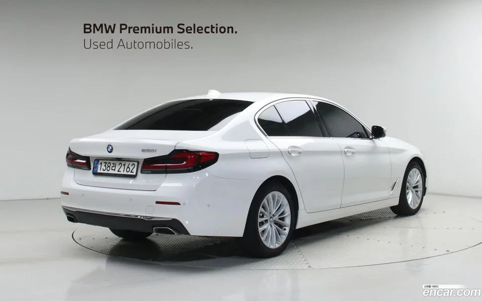 BMW 5 Series 530i 2022 — thumbnail 2