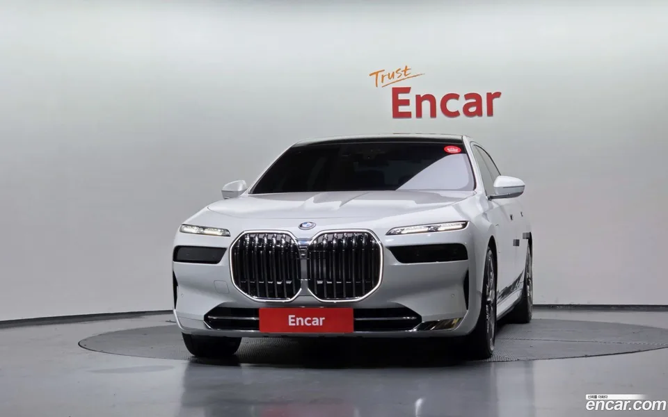 BMW 7 Series 750e xDrive 2023 — thumbnail 3