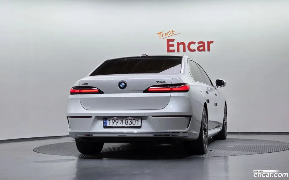 BMW 7 Series 750e xDrive 2023 — thumbnail 4