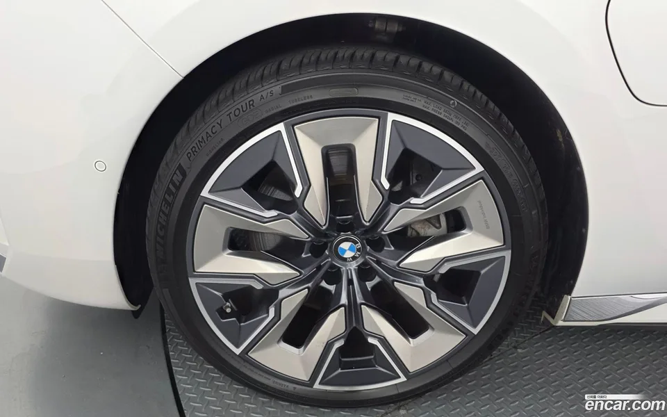 BMW 7 Series 750e xDrive 2023 — thumbnail 5