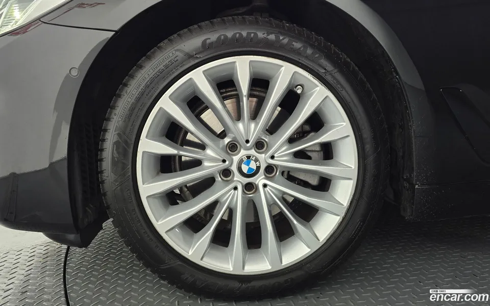 BMW 5 Series 520i 2022 — thumbnail 2
