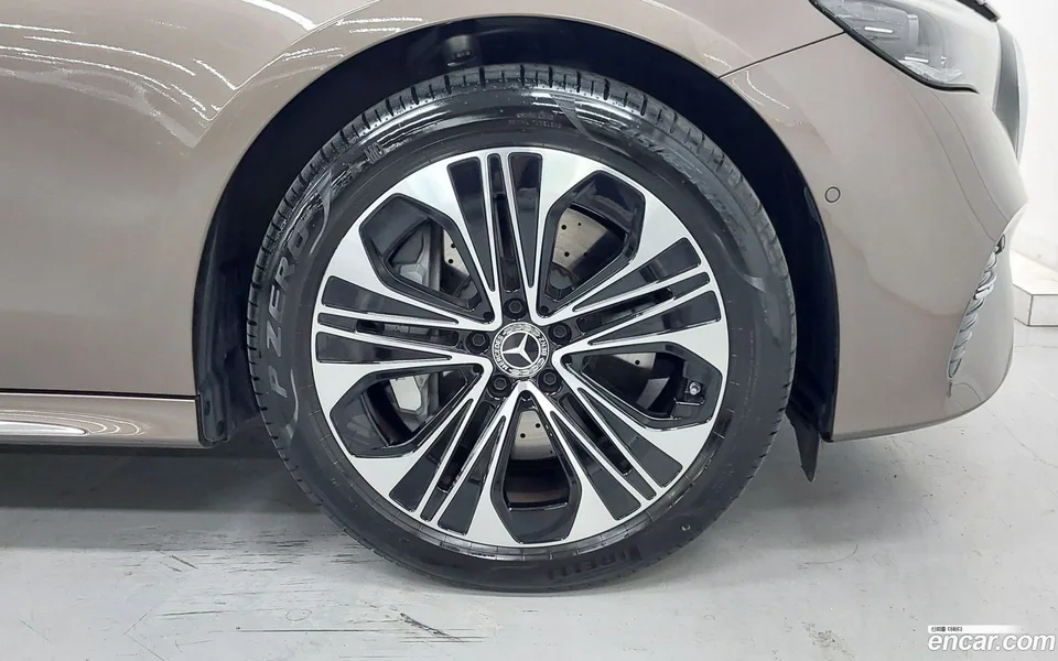 Mercedes-Benz E-Class E350e 4MATIC 2025 — thumbnail 2