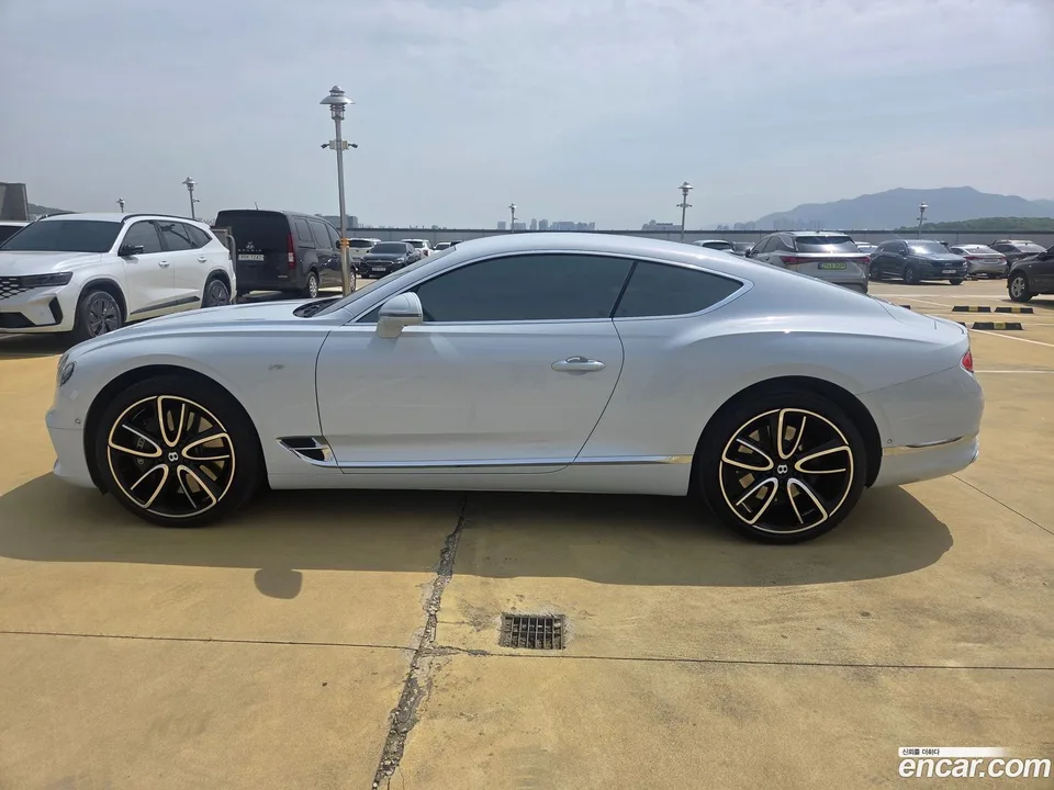 Bentley Continental GT 4.0 GT 2022 — photo 1, buy with delivery to Moscow