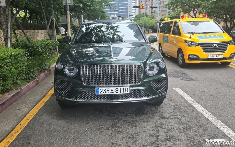 Bentley Bentayga 4.0 V8 EWB 2025 — thumbnail 3