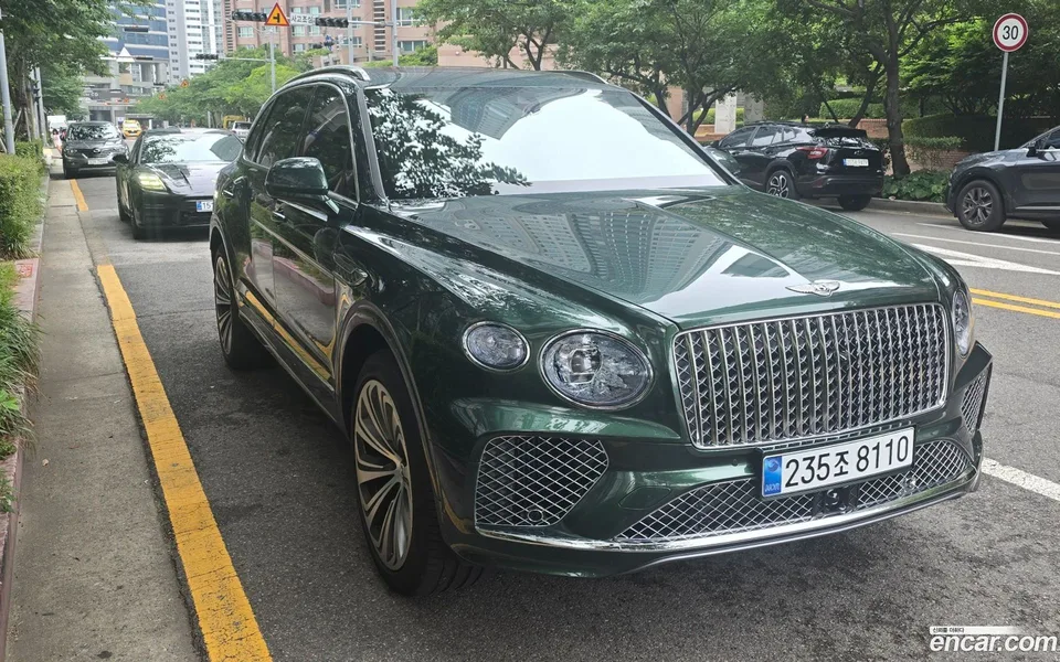 Bentley Bentayga 4.0 V8 EWB 2025 — photo 1, buy with delivery to Moscow
