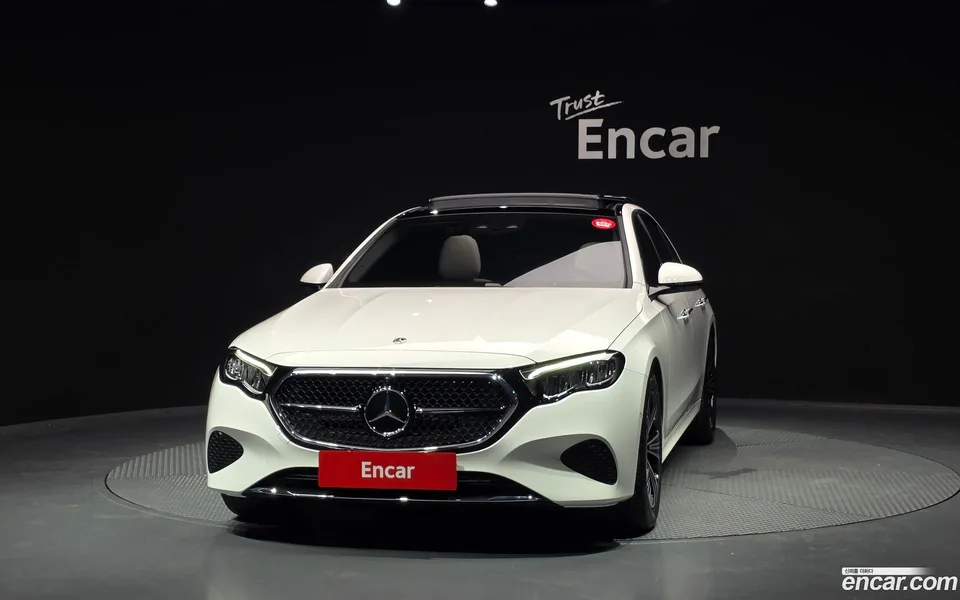 Mercedes-Benz E-Class E200 2025 — thumbnail 3