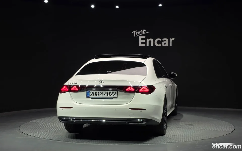 Mercedes-Benz E-Class E200 2025 — thumbnail 4