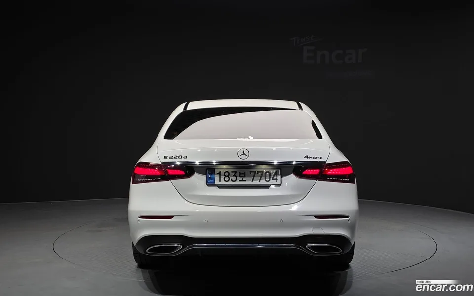 Mercedes-Benz E-Class E220d 4MATIC AMG Line 2023 — thumbnail 4