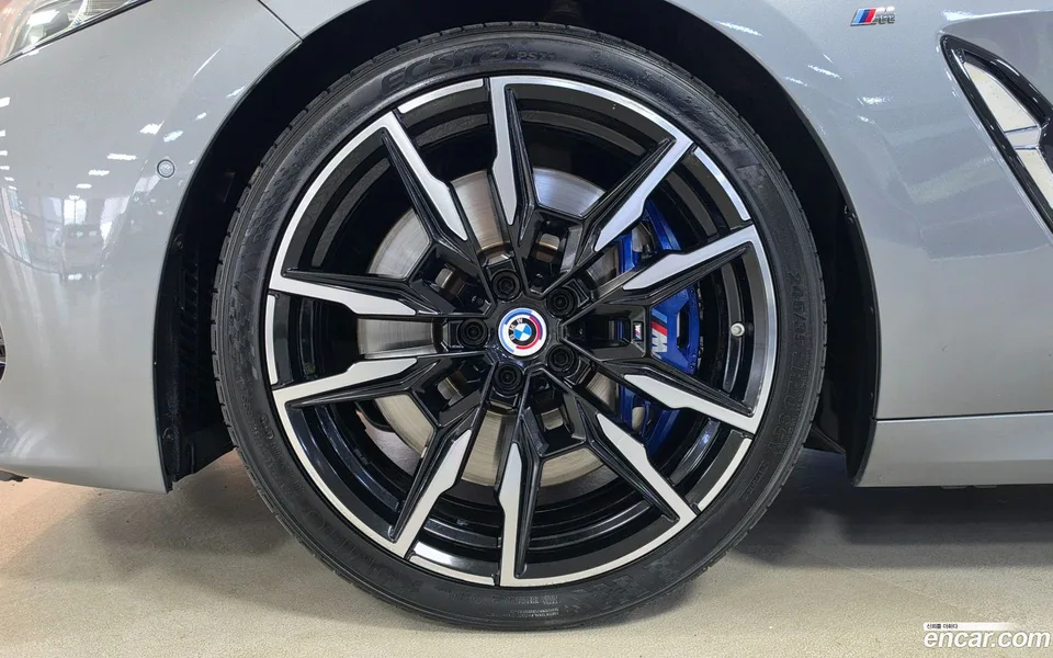 BMW 8 Series M850i xDrive 2022 — thumbnail 2