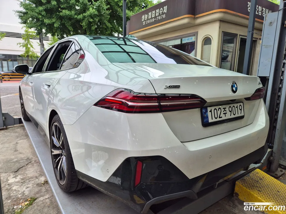 BMW 5 Series 530i xDrive M 2023 — thumbnail 3
