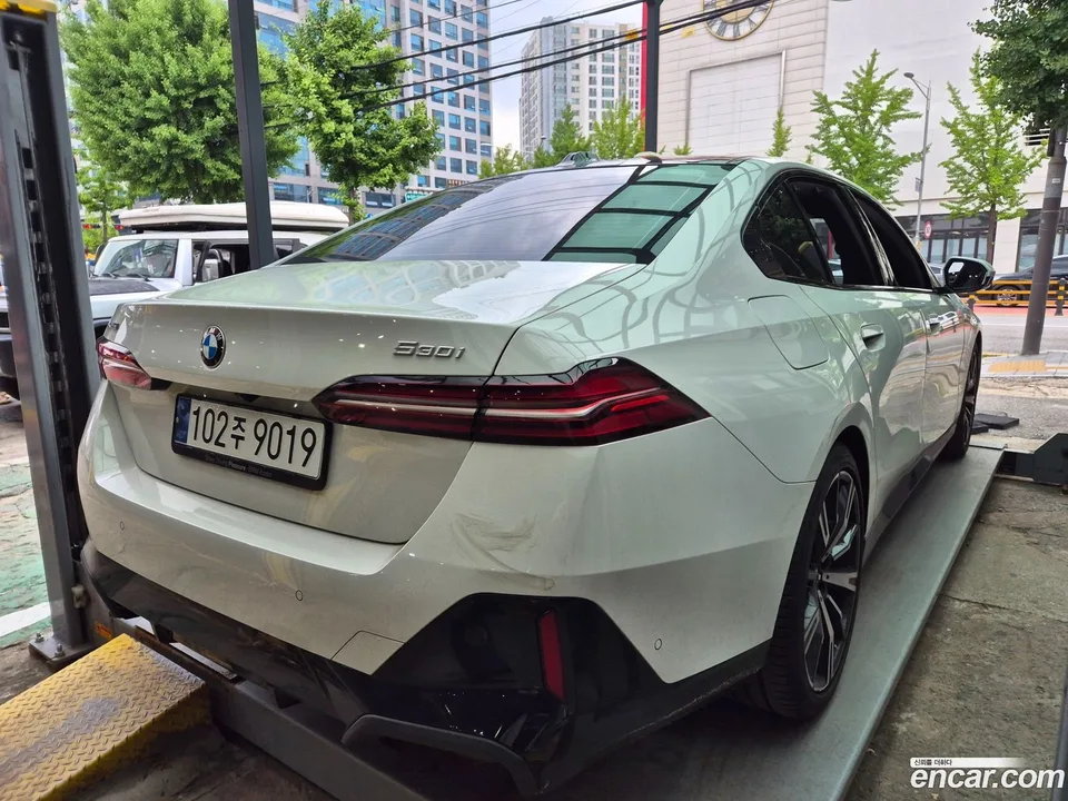 BMW 5 Series 530i xDrive M 2023 — thumbnail 4