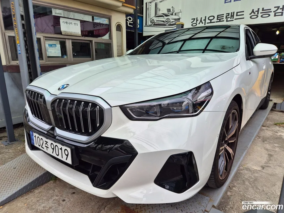 BMW 5 Series 530i xDrive M 2023 — thumbnail 5