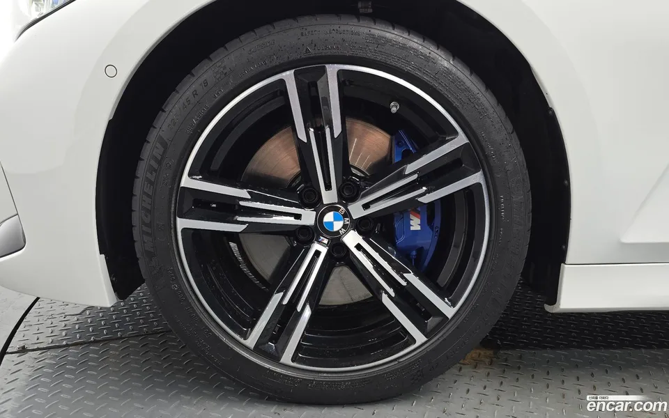 BMW 3 Series 320i M 2023 — thumbnail 2