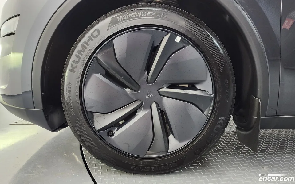 Tesla Model Y AWD 2025 — thumbnail 2