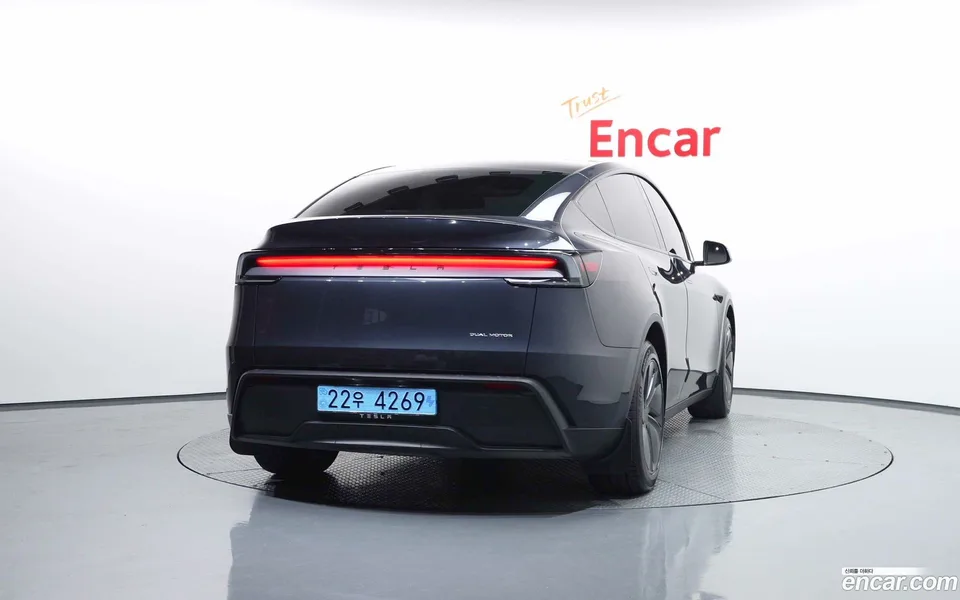 Tesla Model Y AWD 2025 — thumbnail 4