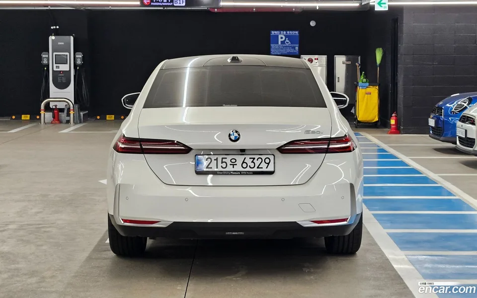 BMW 5 Series 520i 2025 — thumbnail 4