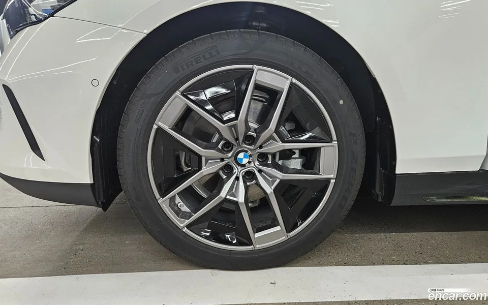 BMW 5 Series 520i 2025 — thumbnail 5
