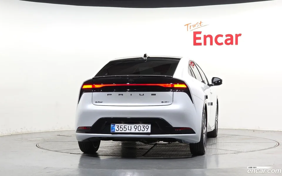 Toyota Prius 2.0 XLE AWD 2025 — thumbnail 4