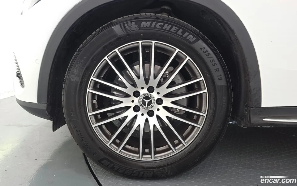 Mercedes-Benz GLC-Class GLC300 4MATIC 2025 — thumbnail 2