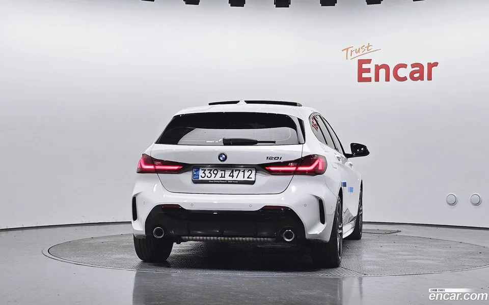 BMW 1 Series 120i M 2023 — thumbnail 4