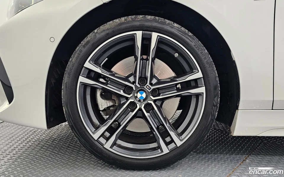 BMW 1 Series 120i M 2023 — thumbnail 5