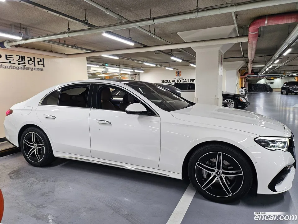 Mercedes-Benz E-Class E300 4MATIC AMG Line 2025 — thumbnail 4