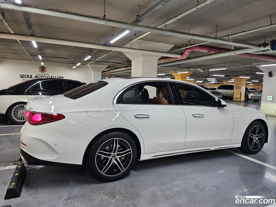 Mercedes-Benz E-Class E300 4MATIC AMG Line 2025 — thumbnail 5