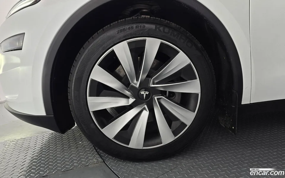 Tesla Model Y RWD 2025 — thumbnail 5