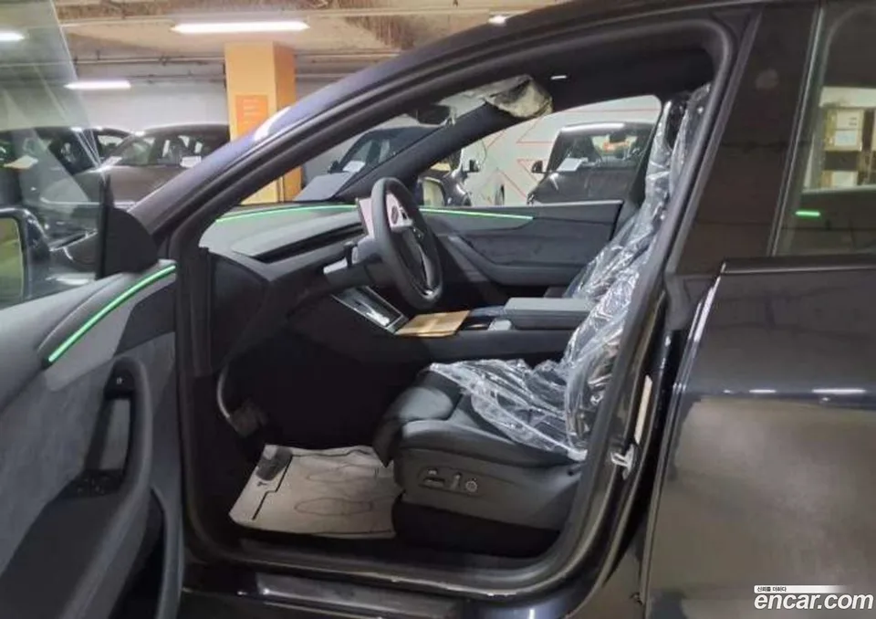 Tesla Model Y L AWD 2026 — thumbnail 4