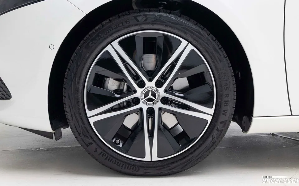 Mercedes-Benz A-Class A220 2025 — thumbnail 5