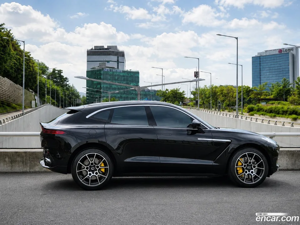 Aston Martin DBX 4.0 V8 2023 — thumbnail 2