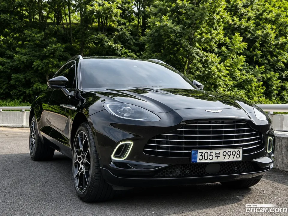 Aston Martin DBX 4.0 V8 2023 — photo 1, buy with delivery to Moscow
